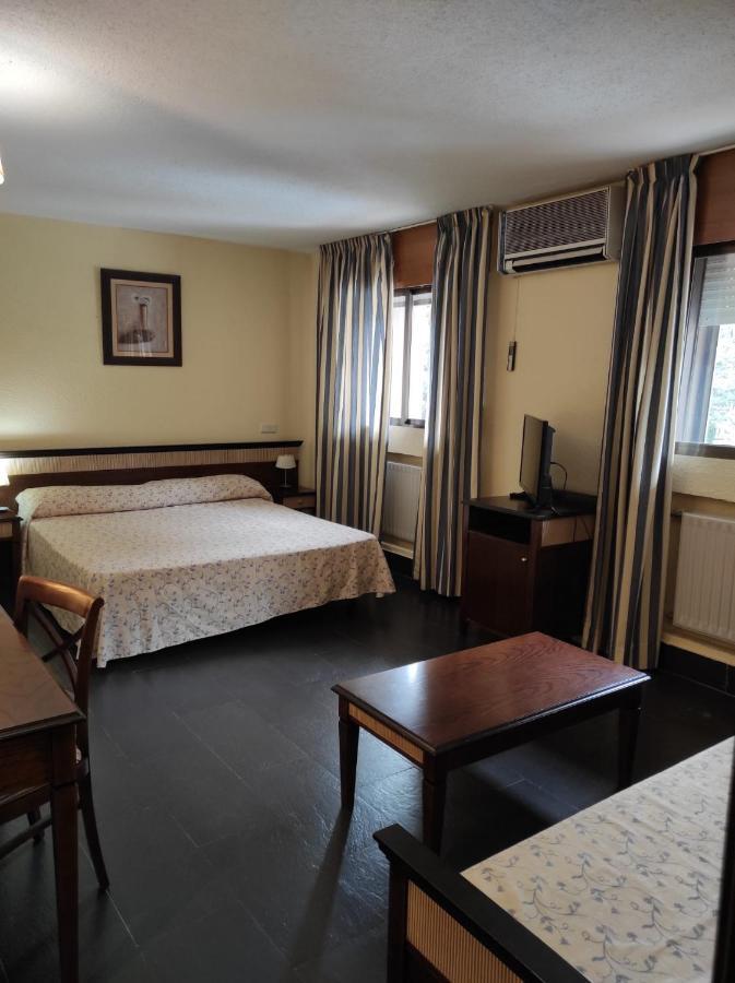 Hotel Prado Real Soto del Real Exterior photo